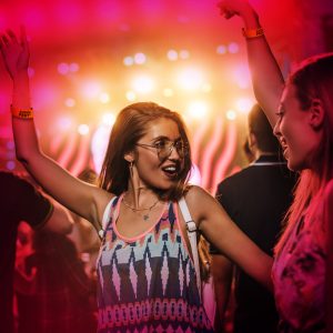 deux filles avec un bracelet festival personnalisé