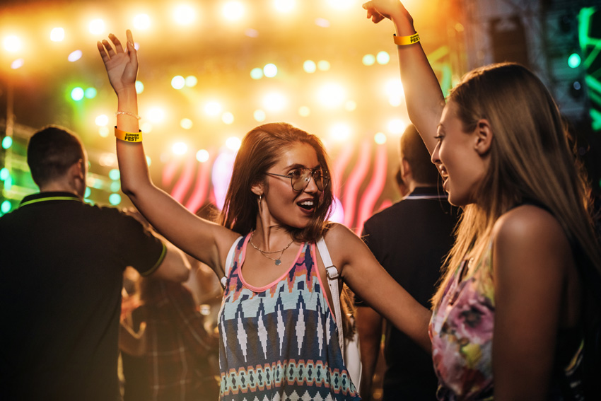 filles au festival avec bracelet festival 