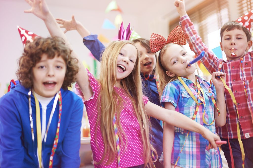 Conseils pour une organisation réussie de kermesse et tombola. Enfants joyeux représentant l'ambiance réussie d'une kermesse d'école.