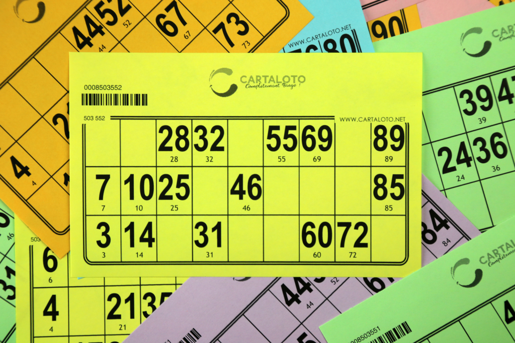 Montage photo de cartons de loto superposés. Plusieurs carton de loto avec un logo Cartaloto.