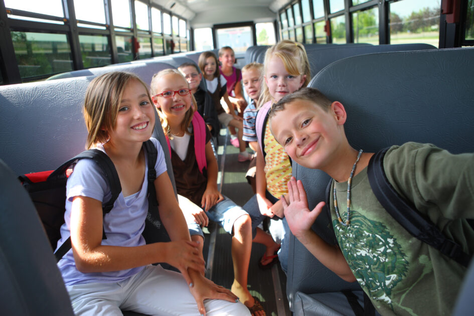 groupe d'enfants dans un bus 