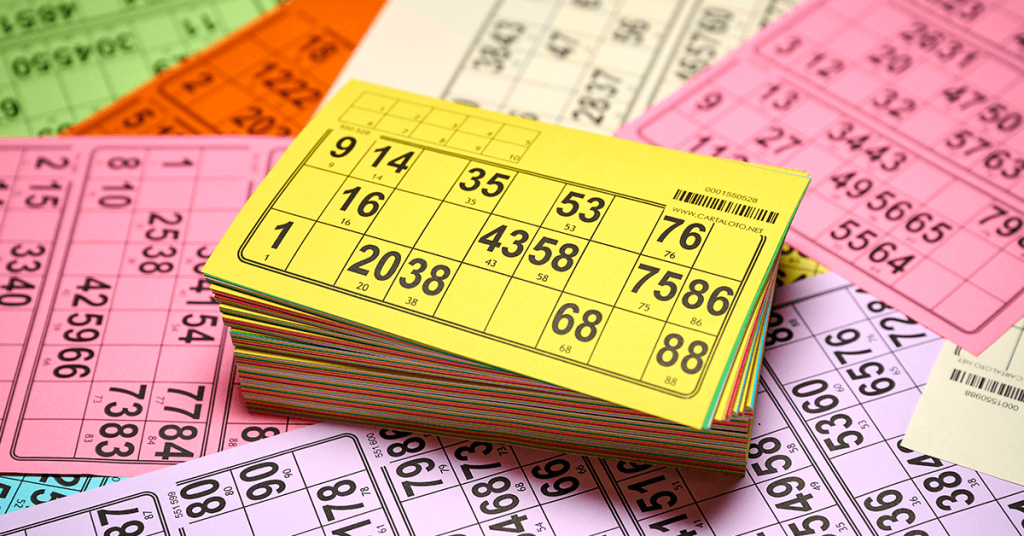 Cartons de loto multicolores prêts à être utilisés pour vos parties. Pile de cartons de loto Cartaloto colorés empilés sur d’autres grilles de loto multicolores