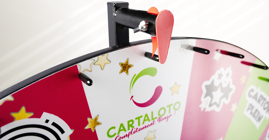 Détail du cliquet rouge et de l'axe de rotation sur le haut d'une roue de fortune personnalisée Cartaloto.