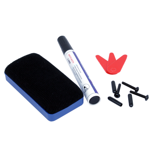 Kit d'accessoires comprenant un marqueur, une brosse effaceur, des cliquets de rechange et des vis pour roue de fortune.